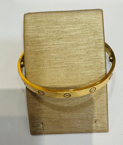 Armband oben, seitlich verschoben auf Kissen.jpg